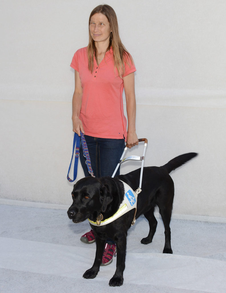 Barbara Rubin, Eidg. dipl. Physiotherapeutin, MLaw mit ihrem Blindenführhund